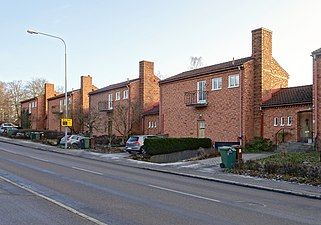 Entrésidan mot Solna kyrkväg, hus nr 13, 11, 9, 7.