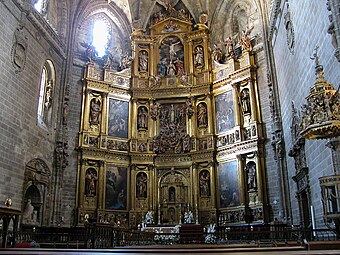 El retablo mayor, obra barroca del siglo XVII.