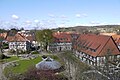 Traditionsinsel (Rosengarten) von Salzgitter-Bad. Die Gebäude von links: Tillyhaus, Kniestedter Gutshaus, Garßenhof und im Vordergrund der Gradierpavillion