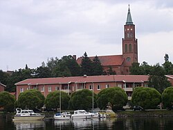 Haislahden vierasvenesatamaa, taustalla Savonlinnan tuomiokirkko.