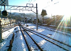 駅から横瀬・影森方面を見る。手前中央は3番ホームの線路、その右が御花畑方面への連絡線、一番右側は秩父鉄道秩父本線。また、中央遠くに西武秩父線の分岐器があり、そこから右へ三峰口方面への連絡線もある（2005年1月）。