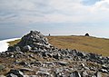 Das Gipfelplateau des Sgùrr a’ Choire Ghlais mit zwei Cairns und einer trigonometrischen Säule