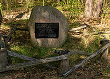 Głaz z tablicą, na której znajduje się napis: W 80 rocznicę pierwszej zbiorowej wycieczki Polskiego Towarzystwa Krajoznawczego 1907 Vi 1987 Stara Dąbrowa. PTTK Oddział Śródmieście im. Aleksandra Janowskiego w Warszawie