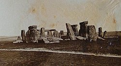 старая фотография Стоунхенджа с поваленными камнями