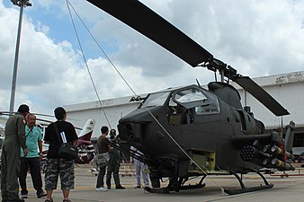 AH-1F Cobra attack helikopter vid en flyguppvisning vid Don Mueang Air Force Base.