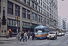 Троллейбус проезжает мимо магазина Кауфманна в центре Питтсбурга, 1984.jpg