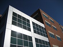 Офисное здание Tuality Healthcare представляет собой пятиэтажное здание из красного кирпича с металлическими и стеклянными вставками серебристого цвета.