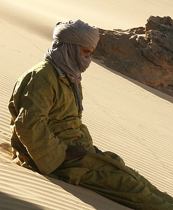English: Tuareg from the Hoggar (Algeria) sitt...