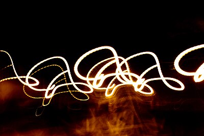 L'auteur de cette photographie ne précise pas la méthode qu'il a utilisée mais, comme les motifs formés par les diverses sources lumineuses sont identiques, on peut conclure qu'ils ont été formés grâce au mouvement de l'appareil