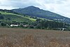 Blick von Norden über Badelachen hinweg zum Öchsenberg; rechts markiert ein Schornstein den Stadtrand von Vacha