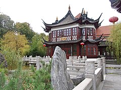 Traditionelle Elemente im Yu Garden. Pavillon, Wasser, gezackte Brücke, Bäume und Taihu-Steine