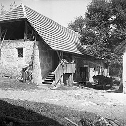Štala (hlev) s "kašo" (spredaj), Korita, pri Poz'nkovih (avgust 1957)