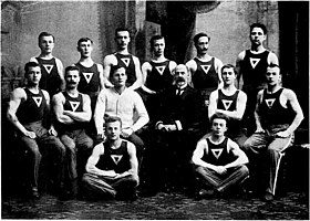 Группа лидеров гимнастических упражнений в форме с символикой ИМКА, 1907