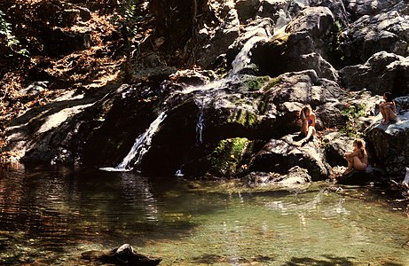 Βάθρα παραδείσου, δίπλα στον οικισμό Θέρμες