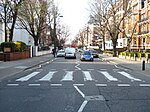 Le passage piéton sur Abbey Road (Londres) aujourd'hui filmé 24 heures sur 24 par une EarthCam (en) (lien).