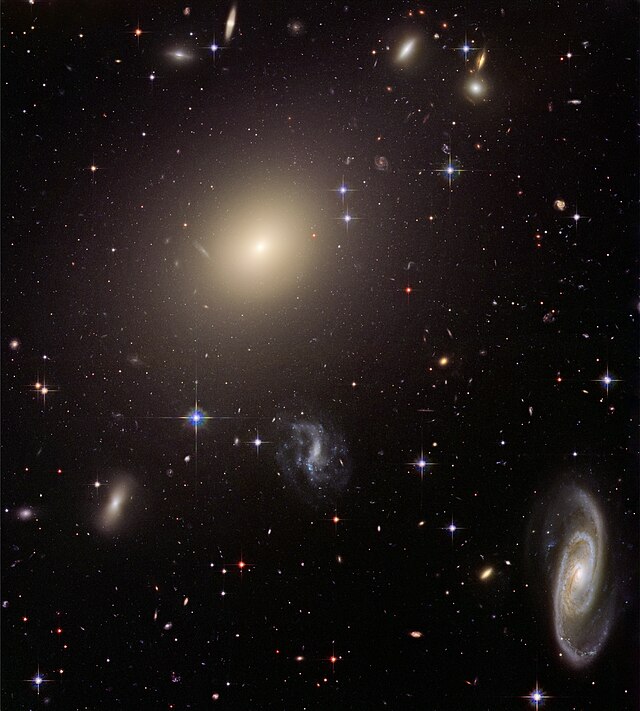 Gromada galaktyk Abell S0740 z ogromną galaktyką eliptyczną ESO 325-G004 w środku gromady