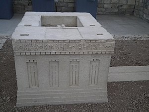 Westseite des Opferaltars