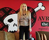 Avril Lavigne divulgando seu novo videoclipe, "Girlfriend".