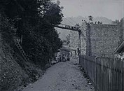 Errichtung eines Pfeilers im Juli 1908. Die Steine werden mit Hilfe eines Lastenzugs transportiert.