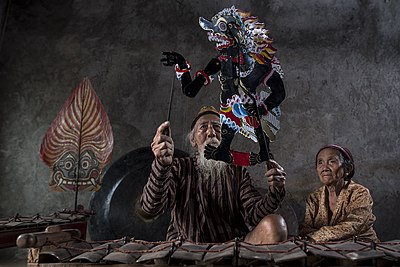 Peragaan wayang kulit yang merupakan bagian dari warisan budaya Jawa