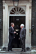Premier Tony Blair en vicepresident Dick Cheney van de VS voor de deur van nr. 10