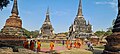 Bonzes visitant les ruines de Wat Phra Si Sanphet.
