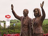 Бронзовая скульптура Барака и Мишель Обамы на площади Барака Обамы - 2.jpg