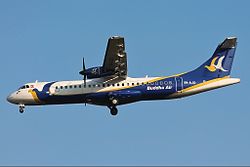 ATR 72-500 של החברה לקראת נחיתה בנמל התעופה הבינלאומי טריבהוואן