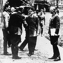 http://upload.wikimedia.org/wikipedia/commons/thumb/f/f5/Bundesarchiv_Bild_146-1984-079-02,_F%C3%BChrerhauptquartier,_Stauffenberg,_Hitler,_Keitel_crop.jpg/220px-Bundesarchiv_Bild_146-1984-079-02,_F%C3%BChrerhauptquartier,_Stauffenberg,_Hitler,_Keitel_crop.jpg