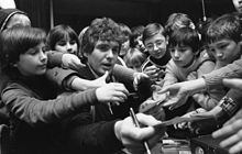 Pop singer Frank Schobel (center) giving autographs in 1980. Bundesarchiv Bild 183-W0115-047, Berlin, Frank Schobel bei Autogrammstunde.jpg