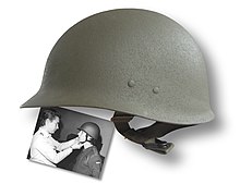 Helm M1A1, as it was worn in a similar form since 1956. Its retirement began in 1992. Bw-Helm, alte Art, seitliche Ansicht noBG.jpg