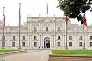 Palacio de la Moneda, diseñado por Joaquín Toesca y terminado en 1805 durante el fin de la colonia, es un antecedente inmediato del estilo neoclásico, que se haría común en los albores de la joven república chilena.