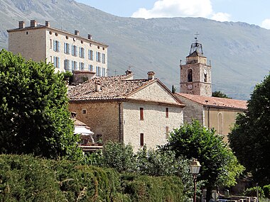 Le château reconstruit au XVIIe siècle dominant l'église et le village.