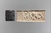 Üzerinde tapınak cephesi önünde bir ritüel sahnesi bulunan silindir mühür ve baskı; MÖ 3500-3100; bitümlü kireçtaşı; yükseklik: 4,5 cm; Metropolitan Sanat Müzesi (New York)