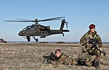 Soldados holandeses e um Apache AH-64.