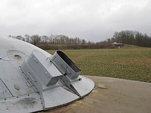 Bovenplateau met links Koepel 120 (met inslag holle lading vlak boven linkerkanon), rechts Koepel Noord