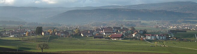 Le village et le massif du Jura en arrière-plan.