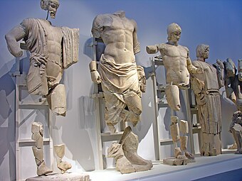 Au centre, Zeus. À sa droite, le jeune Pélops et au delà, Stéropé, femme d'Œnomaos. À la gauche de Zeus, l'homme mûr et pensif, Œnomaos.
