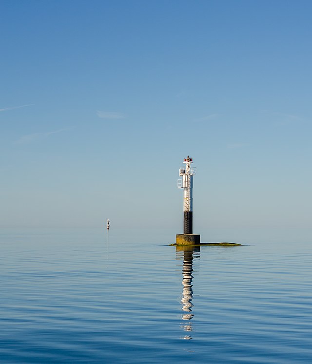 Маяк Грисбленкан (швед. Grisblänkan) около острова Эя, Стокгольмский архипелаг. Вдалеке виден маяк Тияндерскналль (швед. Tiljandersknall).