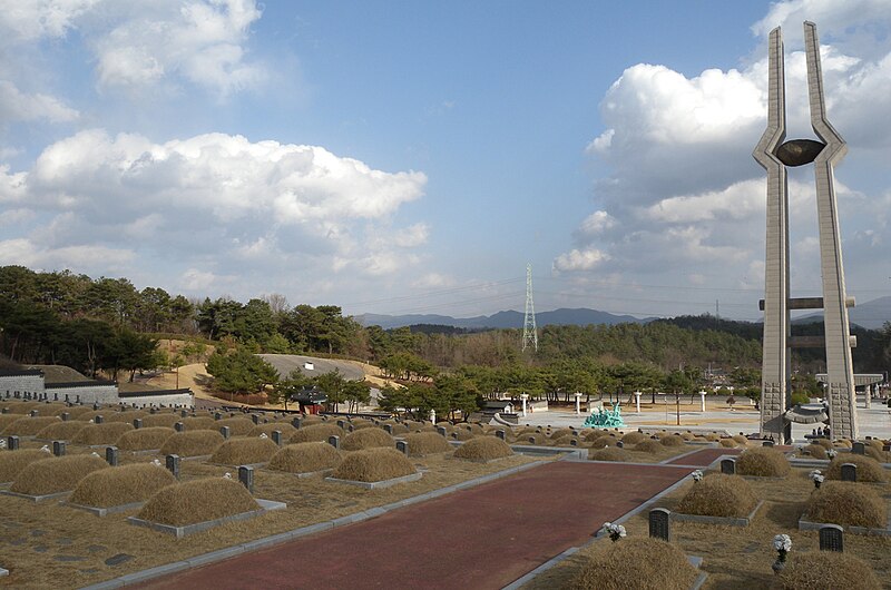 파일:Gwangju Democratization Movement Cemetery.jpg