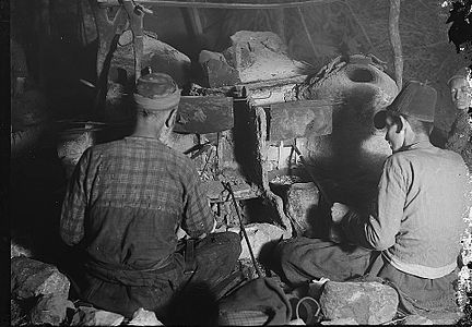 عُمال يقومون بتحريك الزجاج المصهور بعناية بغرض التشكيل، الصورة مأخوذة من قبل المستعمرة الأمريكية في القدس، عام 1900 - 1920.