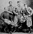 Les frères de Charette : Au centre Athanase, major des zouaves pontificaux, entouré d'Alain, sous-lieutenant (à sa gauche), et de Ferdinand, simple zouave (à sa droite). À gauche, Louis-Marie, maréchal-des-logis de dragons