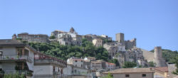 Panorama ng Città alta ng Itri, kasama ang kastilyo sa kanan.