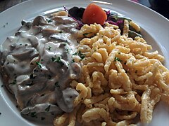 Schnitzel amb salsa del caçador i spätzle .