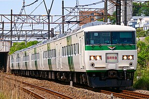 185系による特急「あしかが大藤まつり号」 （2023年5月 横浜駅 - 川崎駅間）