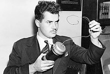 Jack Parsons tenant un objet dans ses mains.