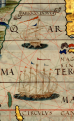 Bagian yang dipotong dari peta Laut Cina di atlas Miller, menunjukkan jong bertiang enam dan tiga.