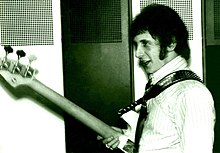 John Entwistle v zákulisí s basovou kytarou