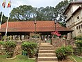 אולם החצר (Magul Maduwa), הארמון המלכותי, קאנדי, סרי לנקה. ניכרת השפעה סינית בצורת הבנייה של גג הרעפים.
