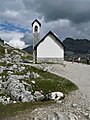 Kapelle neben der Auronzohütte mit Monument für Paul Grohmann